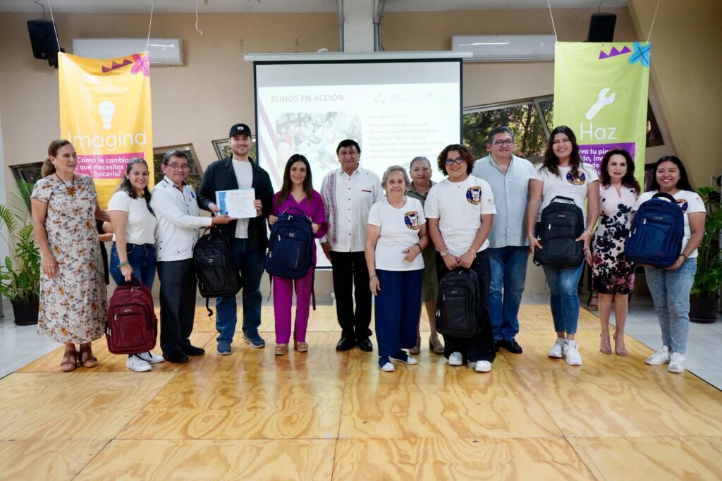 WhatsApp-Image-2025-10-02-at-8.57.09-PM-1024x682 Entrega SEDUC reconocimientos a equipos destacados del programa Somos El Cambio