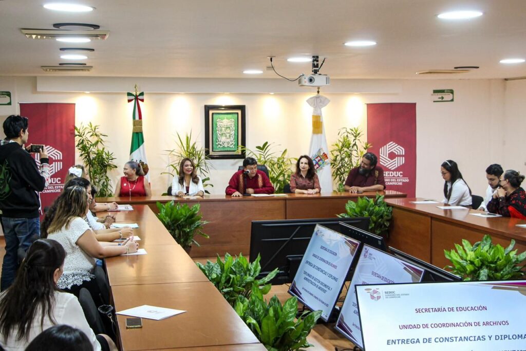 WhatsApp-Image-2025-10-08-at-2.19.21-PM-1-1-1024x683 Entrega de diplomas y constancias del diplomado "Gestión Documental y Administración de Archivos"