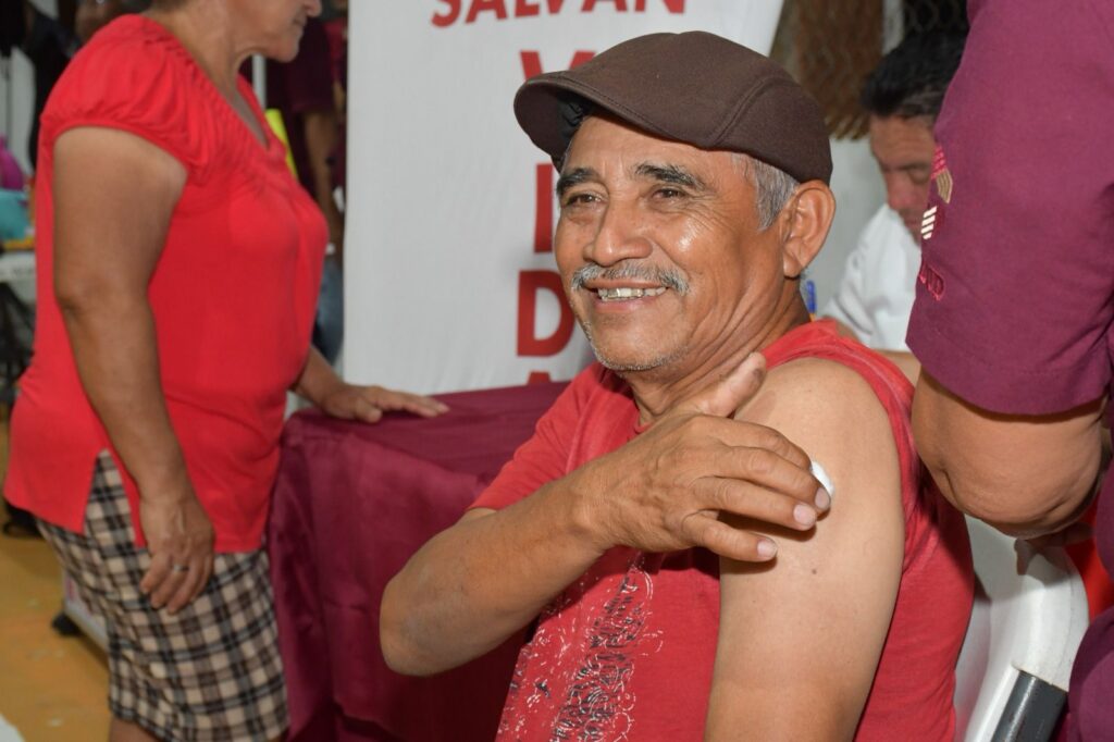 WhatsApp-Image-2025-10-12-at-6.26.24-PM-2-1024x682 Arranca campaña de vacunación de la temporada invernal 2025 - 2026