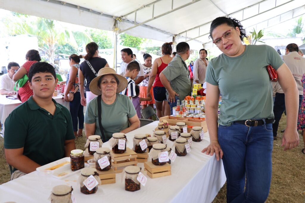 WhatsApp-Image-2025-10-20-at-4.26.15-PM-2-1024x682 Mercadito del Jaguar Llega a la Colonia 20 de Noviembre