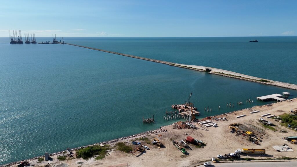 WhatsApp-Image-2025-10-20-at-4.26.16-PM-3-1024x577 Avance del 58% en Construcción del Muelle con Duques de Alba en el Puerto de Seybaplaya