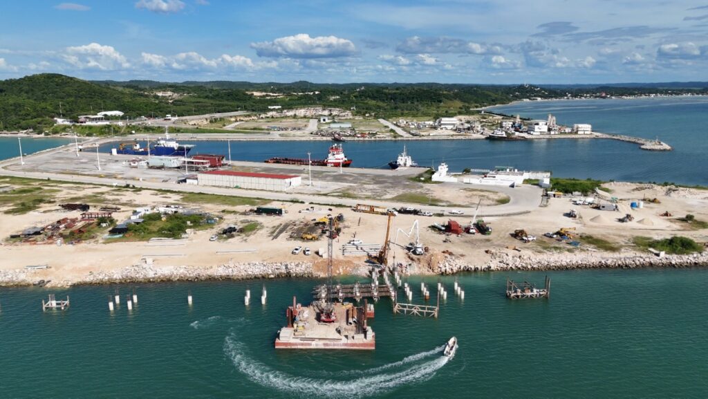 WhatsApp-Image-2025-10-20-at-4.26.16-PM-4-1024x577 Avance del 58% en Construcción del Muelle con Duques de Alba en el Puerto de Seybaplaya