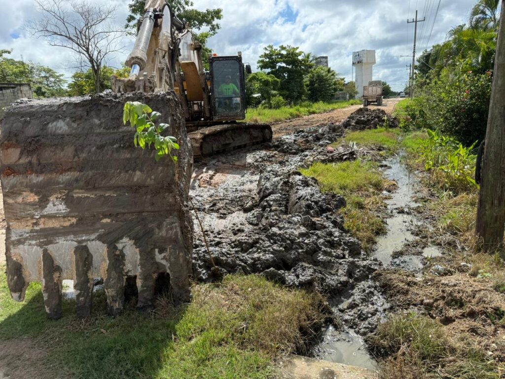 WhatsApp-Image-2025-10-27-at-6.18.55-PM-1-1024x768 Gobierno del Estado Pavimenta y da Mantenimiento de Diversas Calles en la Localidad de Aguacatal de Carmen