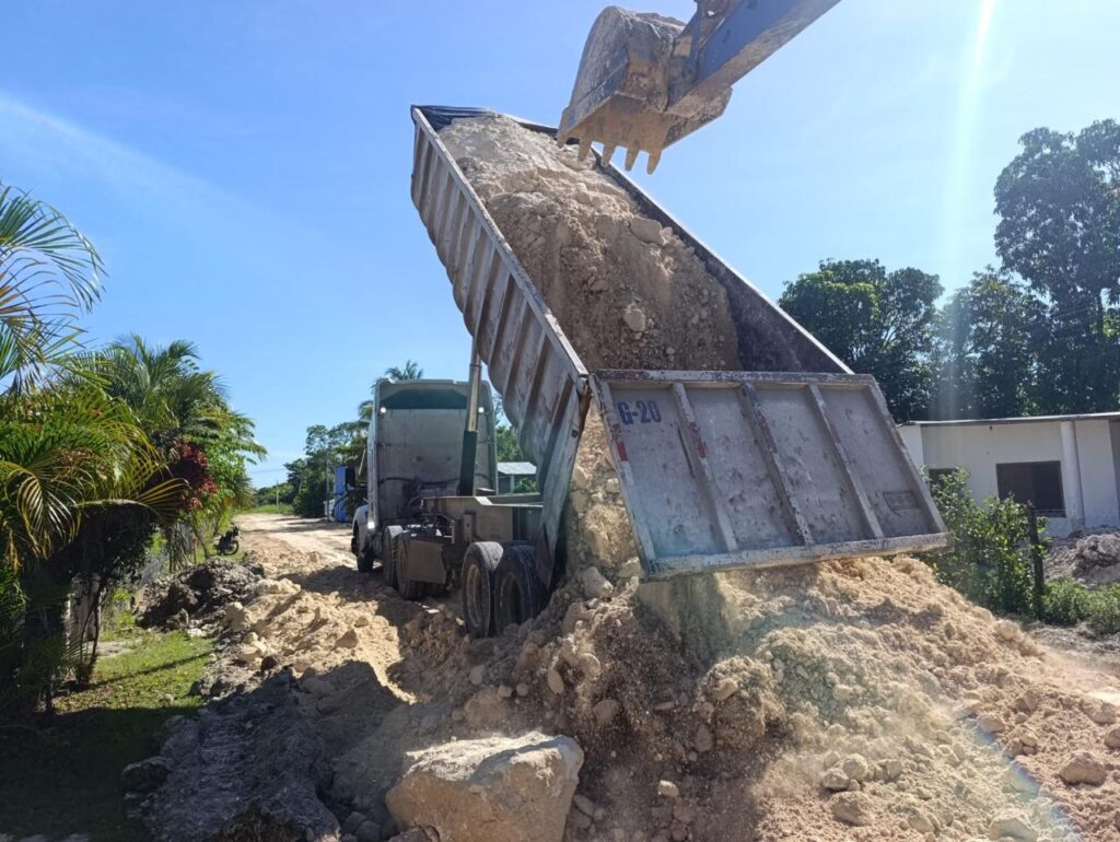 WhatsApp-Image-2025-10-27-at-6.18.55-PM-1024x770 Gobierno del Estado Pavimenta y da Mantenimiento de Diversas Calles en la Localidad de Aguacatal de Carmen