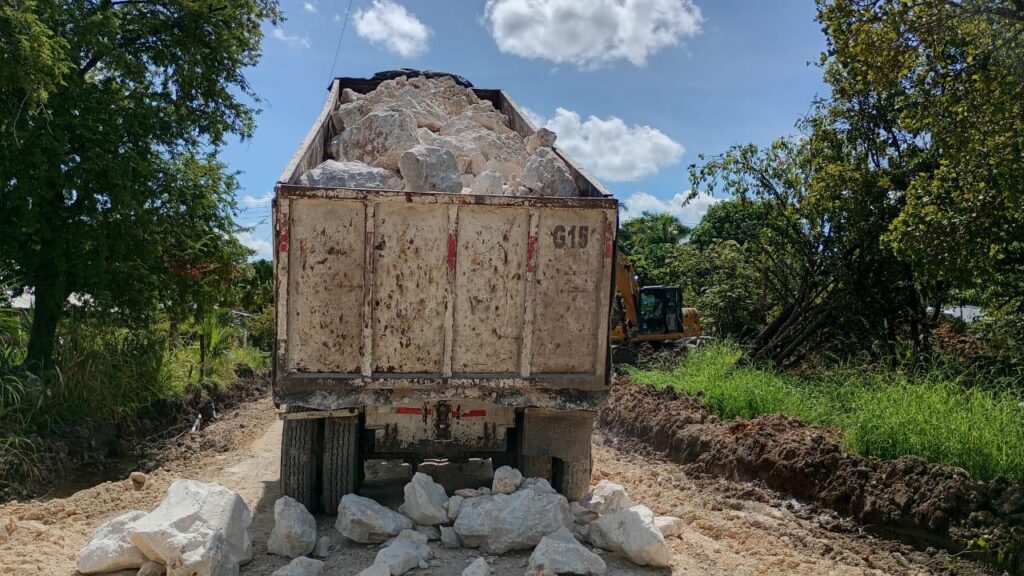 WhatsApp-Image-2025-10-27-at-6.18.55-PM-5-1024x576 Gobierno del Estado Pavimenta y da Mantenimiento de Diversas Calles en la Localidad de Aguacatal de Carmen