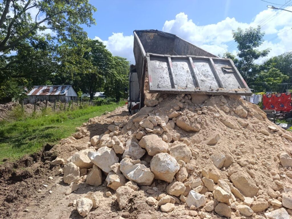 WhatsApp-Image-2025-10-27-at-6.18.56-PM-1-1024x770 Gobierno del Estado Pavimenta y da Mantenimiento de Diversas Calles en la Localidad de Aguacatal de Carmen