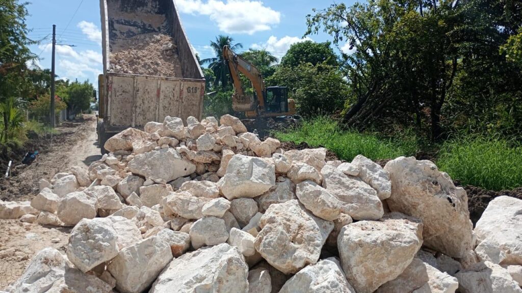 WhatsApp-Image-2025-10-27-at-6.18.56-PM-1024x576 Gobierno del Estado Pavimenta y da Mantenimiento de Diversas Calles en la Localidad de Aguacatal de Carmen