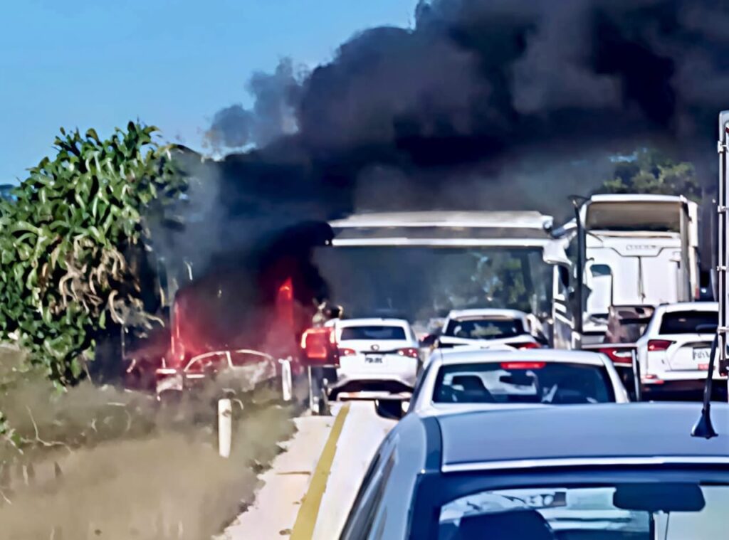 Imagen-de-WhatsApp-2025-11-01-a-las-18.56.58_e60ed860-1024x759 Mujer Pierde la Vida y Dos Menores Lesionados en Solida de Vehículo en la Autopista Campeche - Champotón