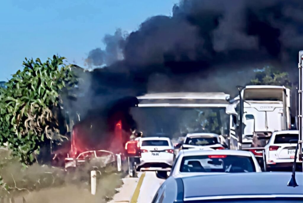 Imagen-de-WhatsApp-2025-11-01-a-las-18.56.58_f28ba6aa-1024x686 Mujer Pierde la Vida y Dos Menores Lesionados en Solida de Vehículo en la Autopista Campeche - Champotón