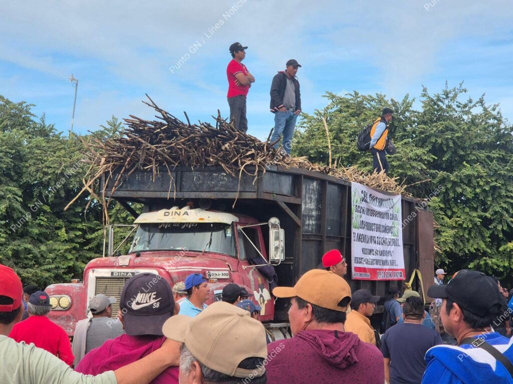 PHOTO-2025-11-14-11-02-41-2-1024x768 Cañeros de Champotón y Seybaplaya Bloquean Carretera Federal Exigiendo Plan de Rescate para el Sector Azucarero