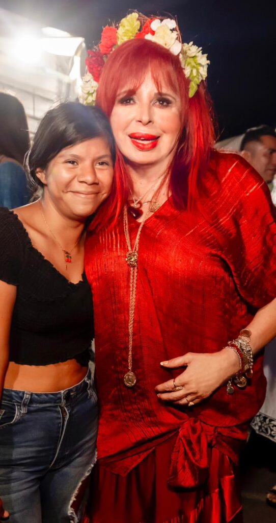 Imagen-de-WhatsApp-2025-12-17-a-las-08.15.44_58d9efcd-542x1024 La Gobernadora, Layda Sansores, Aperturó la Pista de Hielo Como Parte de "Las Posadas del Jaguar" En El Foro Ah Kim Pech