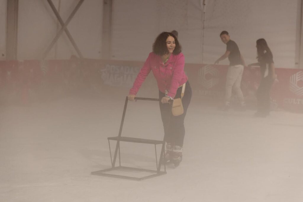 Imagen-de-WhatsApp-2025-12-17-a-las-08.15.44_a1b5b84d-1024x683 La Gobernadora, Layda Sansores, Aperturó la Pista de Hielo Como Parte de "Las Posadas del Jaguar" En El Foro Ah Kim Pech