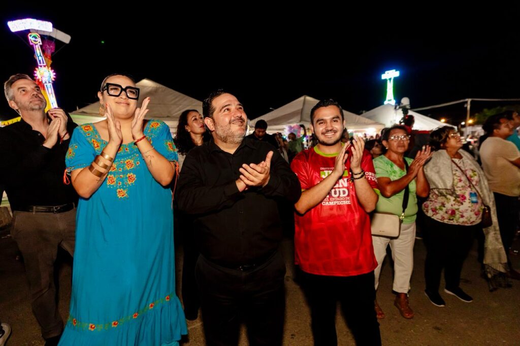 Imagen-de-WhatsApp-2025-12-17-a-las-08.15.44_fda31096-1024x683 La Gobernadora, Layda Sansores, Aperturó la Pista de Hielo Como Parte de "Las Posadas del Jaguar" En El Foro Ah Kim Pech