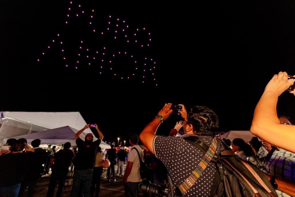 Imagen-de-WhatsApp-2025-12-17-a-las-08.15.45_246922e2-1024x683 La Gobernadora, Layda Sansores, Aperturó la Pista de Hielo Como Parte de "Las Posadas del Jaguar" En El Foro Ah Kim Pech