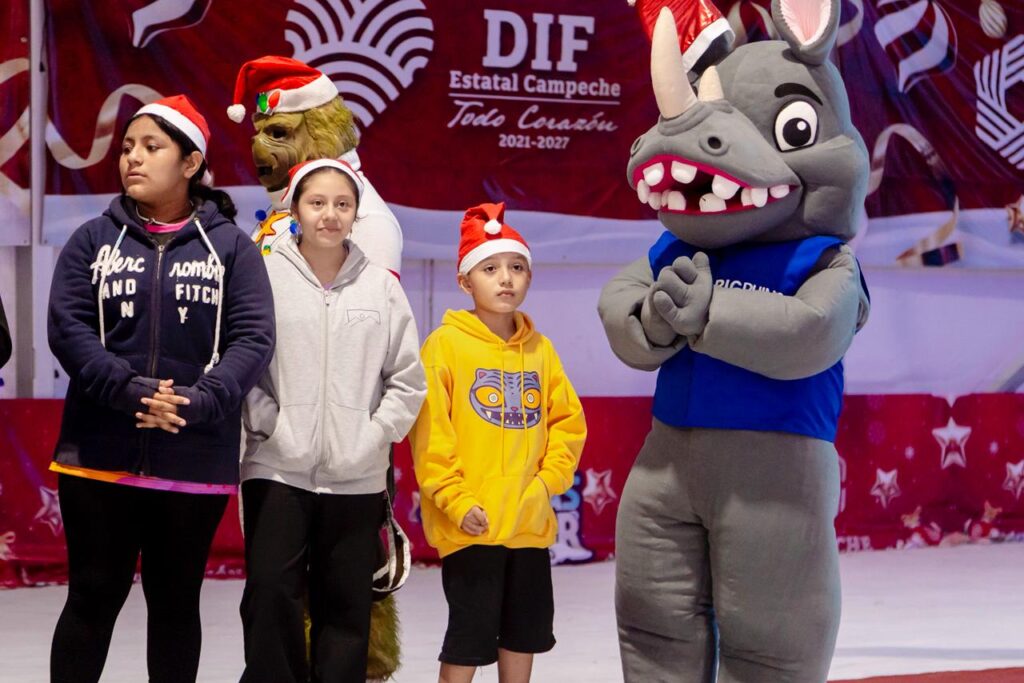 Imagen-de-WhatsApp-2025-12-17-a-las-08.15.45_2a8417cb-1024x683 La Gobernadora, Layda Sansores, Aperturó la Pista de Hielo Como Parte de "Las Posadas del Jaguar" En El Foro Ah Kim Pech