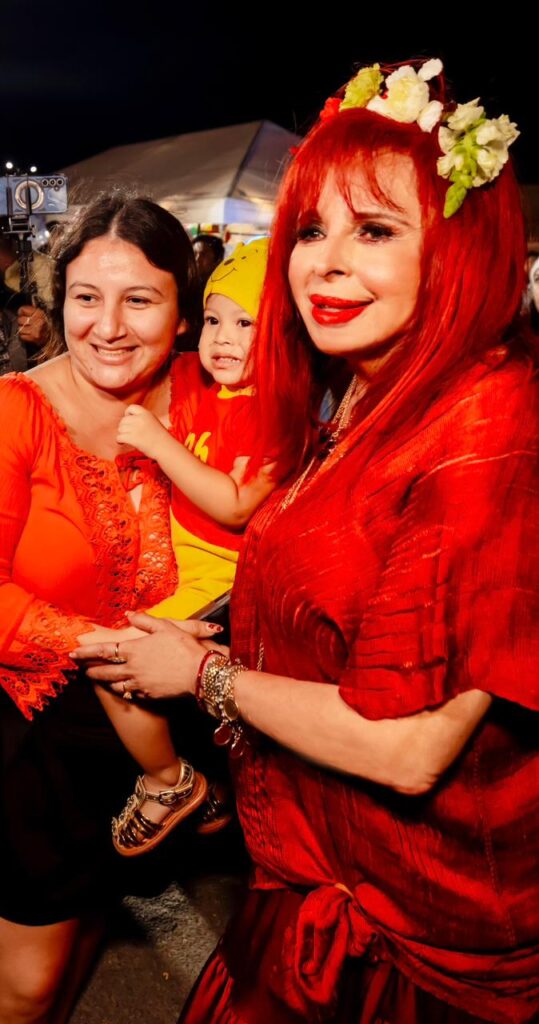 Imagen-de-WhatsApp-2025-12-17-a-las-08.15.45_69da2b18-1-539x1024 La Gobernadora, Layda Sansores, Aperturó la Pista de Hielo Como Parte de "Las Posadas del Jaguar" En El Foro Ah Kim Pech