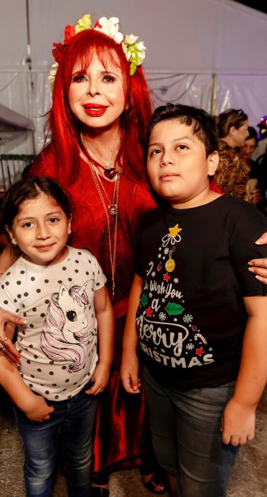 Imagen-de-WhatsApp-2025-12-17-a-las-08.15.45_76aefae8-550x1024 La Gobernadora, Layda Sansores, Aperturó la Pista de Hielo Como Parte de "Las Posadas del Jaguar" En El Foro Ah Kim Pech