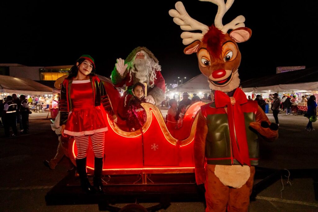 Imagen-de-WhatsApp-2025-12-17-a-las-08.15.45_83d1c093-1024x683 La Gobernadora, Layda Sansores, Aperturó la Pista de Hielo Como Parte de "Las Posadas del Jaguar" En El Foro Ah Kim Pech