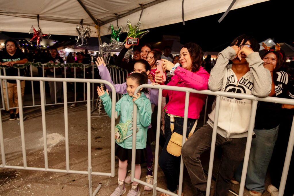 Imagen-de-WhatsApp-2025-12-17-a-las-08.15.46_8593f46c-1024x683 La Gobernadora, Layda Sansores, Aperturó la Pista de Hielo Como Parte de "Las Posadas del Jaguar" En El Foro Ah Kim Pech