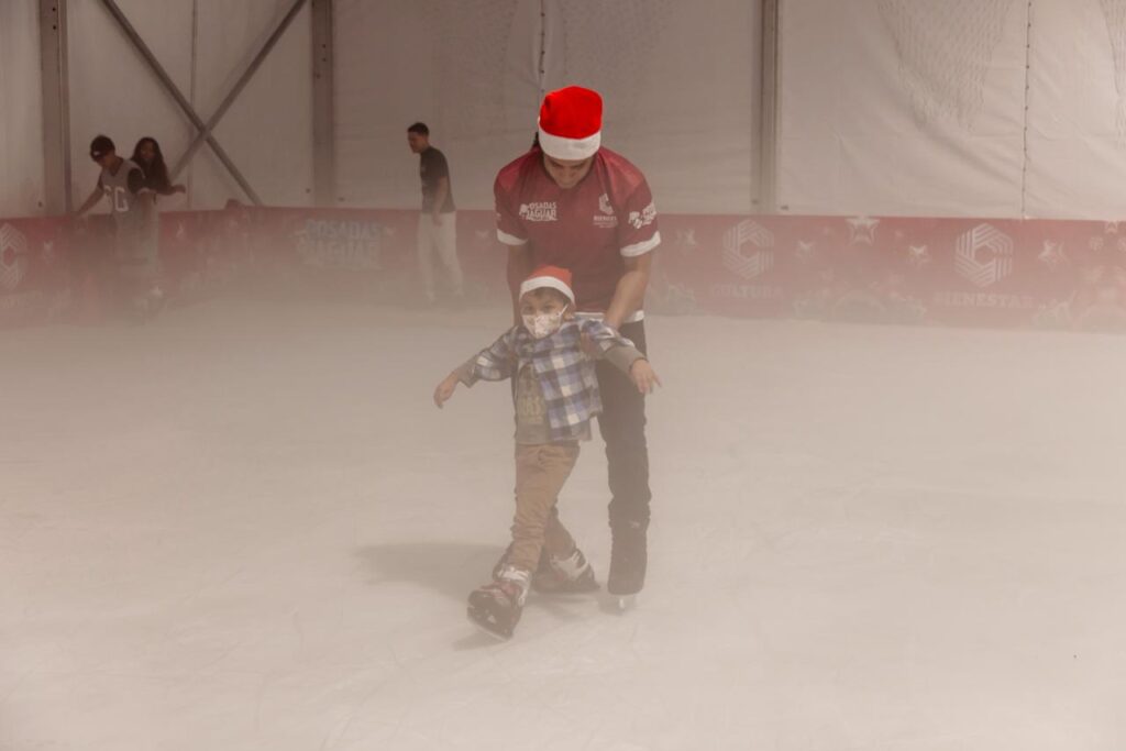 Imagen-de-WhatsApp-2025-12-17-a-las-08.15.46_88604a50-1024x683 La Gobernadora, Layda Sansores, Aperturó la Pista de Hielo Como Parte de "Las Posadas del Jaguar" En El Foro Ah Kim Pech