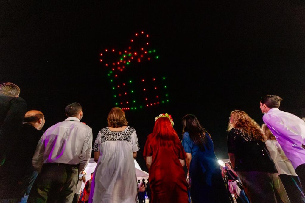 Imagen-de-WhatsApp-2025-12-17-a-las-08.15.46_b3c7be8d-1024x683 La Gobernadora, Layda Sansores, Aperturó la Pista de Hielo Como Parte de "Las Posadas del Jaguar" En El Foro Ah Kim Pech