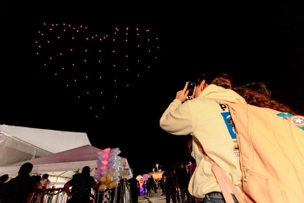 Imagen-de-WhatsApp-2025-12-17-a-las-08.15.46_dcde4986-1024x683 La Gobernadora, Layda Sansores, Aperturó la Pista de Hielo Como Parte de "Las Posadas del Jaguar" En El Foro Ah Kim Pech