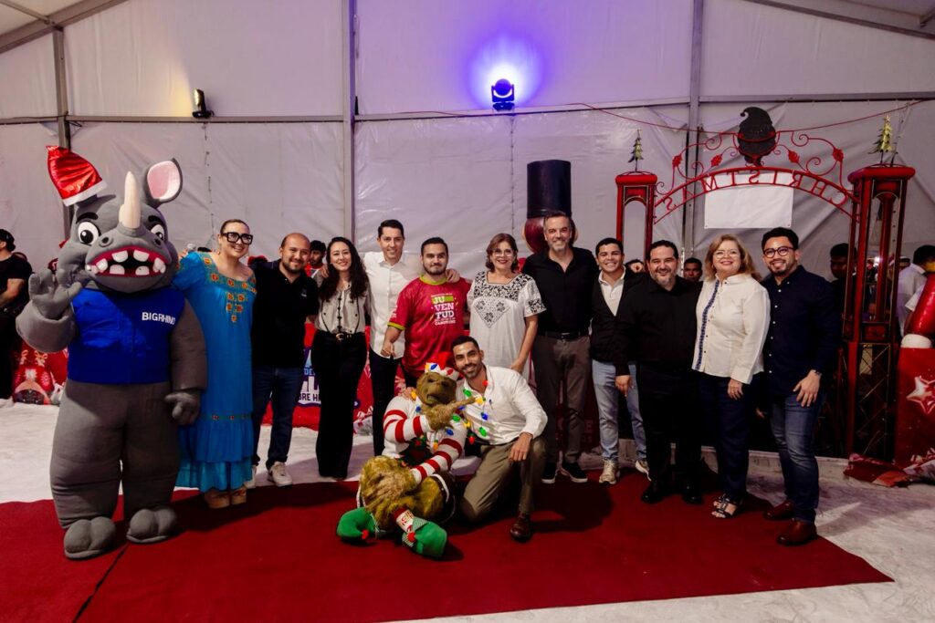 Imagen-de-WhatsApp-2025-12-17-a-las-08.15.47_c08008b8-1024x683 La Gobernadora, Layda Sansores, Aperturó la Pista de Hielo Como Parte de "Las Posadas del Jaguar" En El Foro Ah Kim Pech