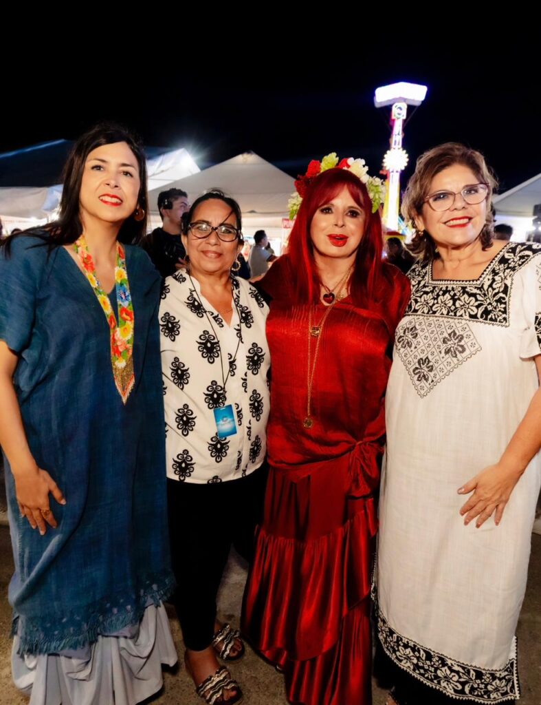 Imagen-de-WhatsApp-2025-12-17-a-las-08.15.47_cd8c0ebd-787x1024 La Gobernadora, Layda Sansores, Aperturó la Pista de Hielo Como Parte de "Las Posadas del Jaguar" En El Foro Ah Kim Pech