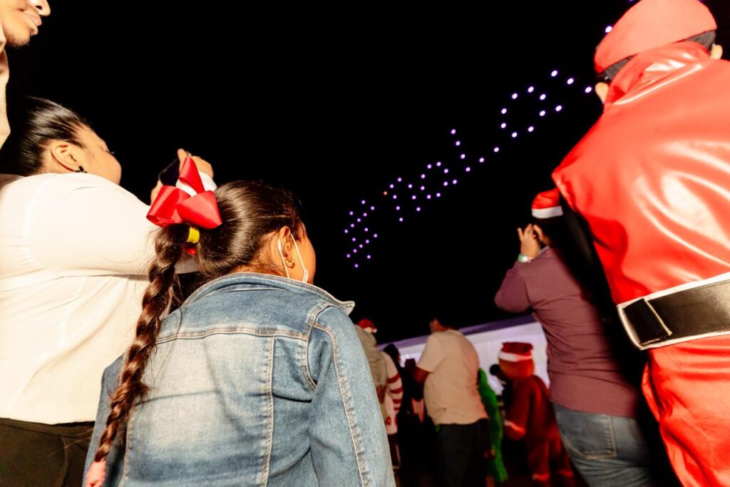 Imagen-de-WhatsApp-2025-12-17-a-las-08.15.47_e5e85ea0-1024x683 La Gobernadora, Layda Sansores, Aperturó la Pista de Hielo Como Parte de "Las Posadas del Jaguar" En El Foro Ah Kim Pech