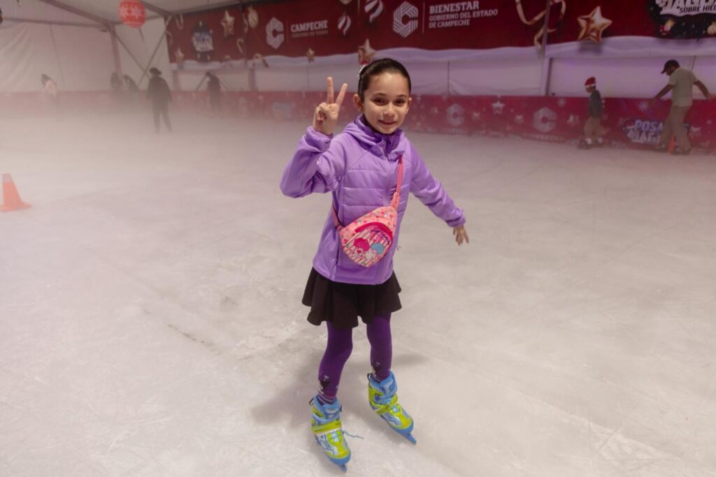 Imagen-de-WhatsApp-2025-12-17-a-las-08.15.47_ebc3f494-1024x683 La Gobernadora, Layda Sansores, Aperturó la Pista de Hielo Como Parte de "Las Posadas del Jaguar" En El Foro Ah Kim Pech