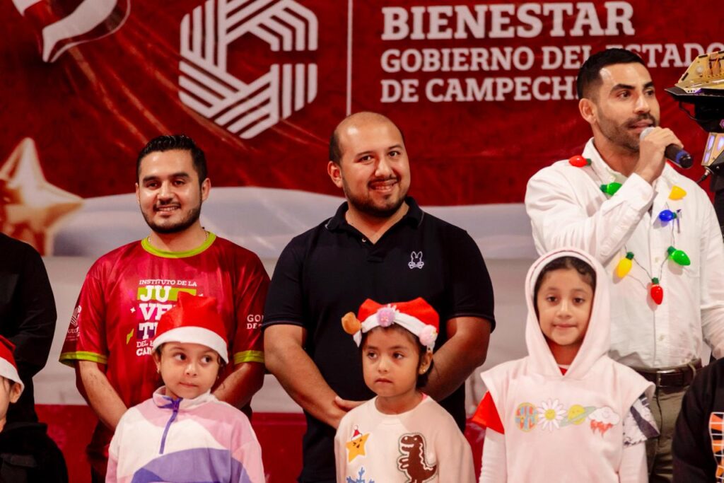 Imagen-de-WhatsApp-2025-12-17-a-las-08.15.48_178fb4b3-1024x683 La Gobernadora, Layda Sansores, Aperturó la Pista de Hielo Como Parte de "Las Posadas del Jaguar" En El Foro Ah Kim Pech