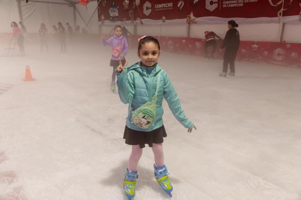 Imagen-de-WhatsApp-2025-12-17-a-las-08.15.48_4f2c8886-1024x683 La Gobernadora, Layda Sansores, Aperturó la Pista de Hielo Como Parte de "Las Posadas del Jaguar" En El Foro Ah Kim Pech