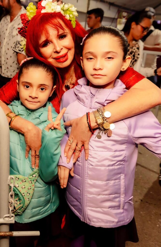 Imagen-de-WhatsApp-2025-12-17-a-las-08.15.48_6d040f35-667x1024 La Gobernadora, Layda Sansores, Aperturó la Pista de Hielo Como Parte de "Las Posadas del Jaguar" En El Foro Ah Kim Pech