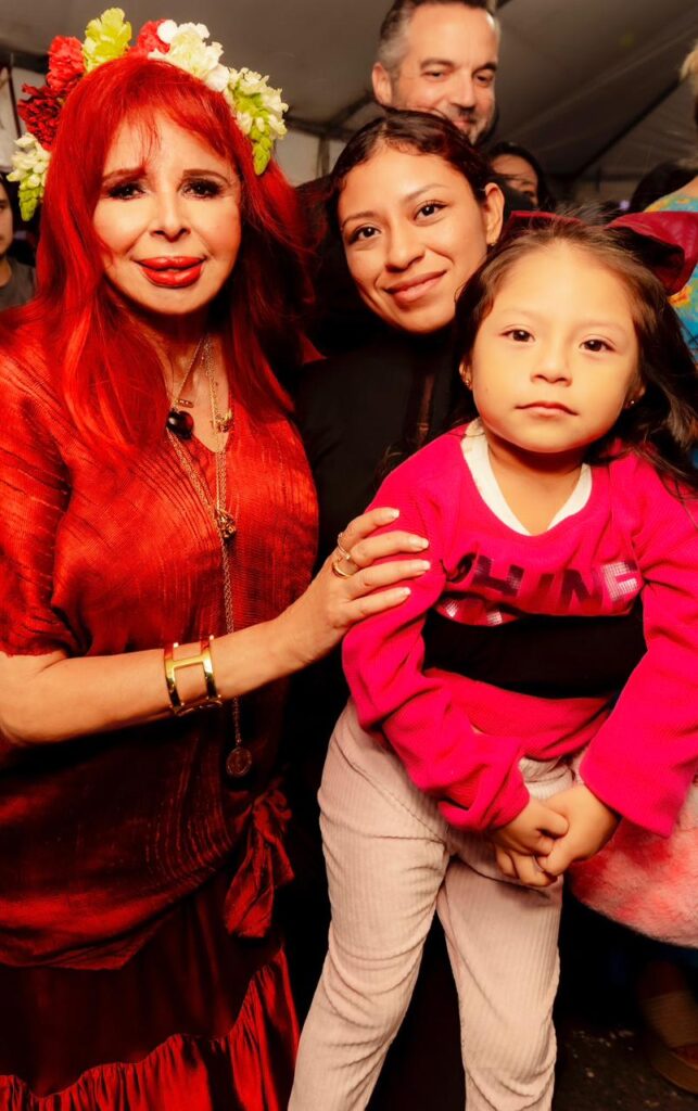 Imagen-de-WhatsApp-2025-12-17-a-las-08.15.48_b056f583-643x1024 La Gobernadora, Layda Sansores, Aperturó la Pista de Hielo Como Parte de "Las Posadas del Jaguar" En El Foro Ah Kim Pech