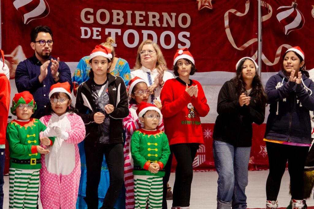 Imagen-de-WhatsApp-2025-12-17-a-las-08.15.48_e4af0e99-1024x683 La Gobernadora, Layda Sansores, Aperturó la Pista de Hielo Como Parte de "Las Posadas del Jaguar" En El Foro Ah Kim Pech