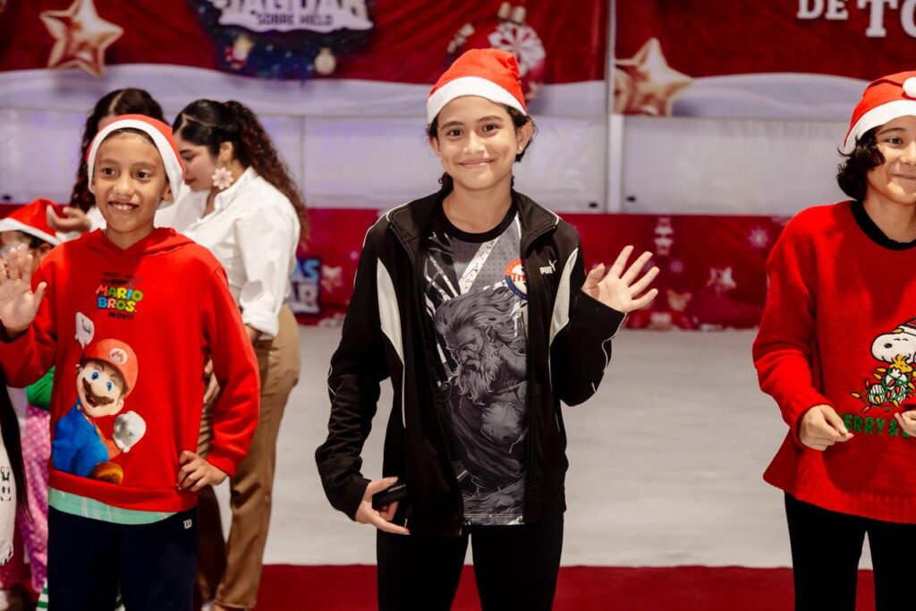 Imagen-de-WhatsApp-2025-12-17-a-las-08.15.49_44e53341-1024x683 La Gobernadora, Layda Sansores, Aperturó la Pista de Hielo Como Parte de "Las Posadas del Jaguar" En El Foro Ah Kim Pech