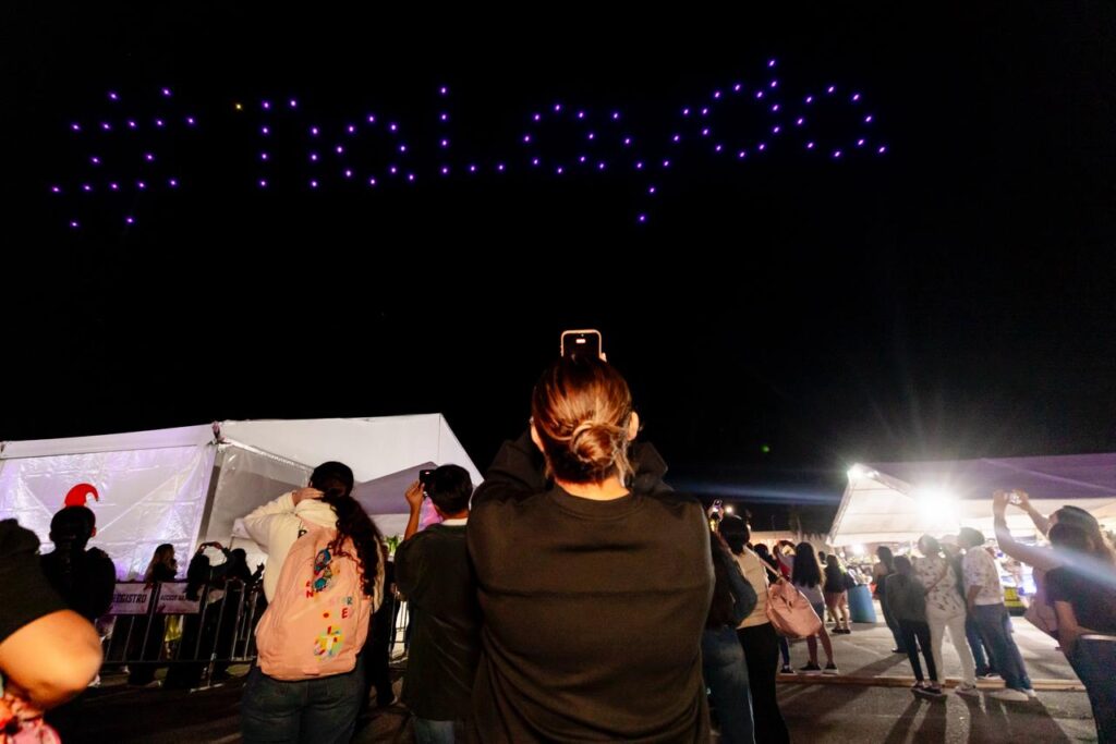 Imagen-de-WhatsApp-2025-12-17-a-las-08.15.49_73332bde-1024x683 La Gobernadora, Layda Sansores, Aperturó la Pista de Hielo Como Parte de "Las Posadas del Jaguar" En El Foro Ah Kim Pech