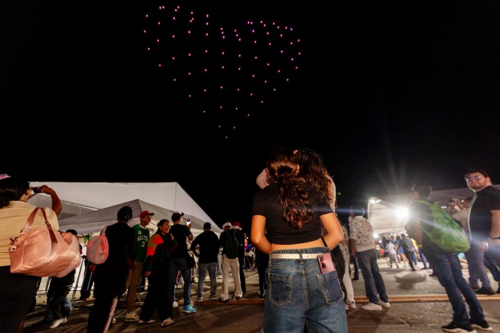 Imagen-de-WhatsApp-2025-12-17-a-las-08.15.49_b467a469-1024x683 La Gobernadora, Layda Sansores, Aperturó la Pista de Hielo Como Parte de "Las Posadas del Jaguar" En El Foro Ah Kim Pech