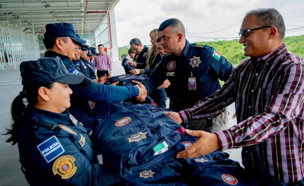 Imagen-de-WhatsApp-2025-12-26-a-las-15.40.48_f17a1995-1024x628 Marcela Muñoz Titular de la SPSC Entregó Chamarras a Elementos de la Policía Estatal
