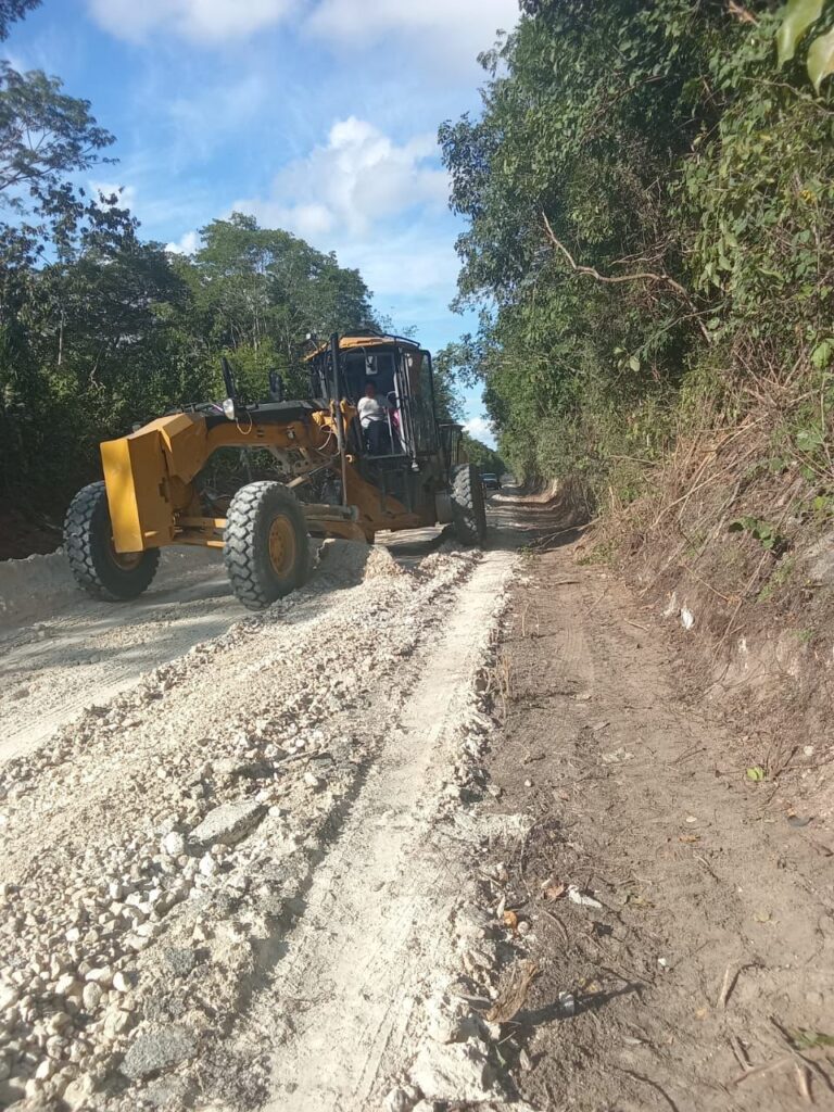 WhatsApp-Image-2025-12-17-at-11.21.56-AM-1-768x1024 GOBIERNO DE CAMPECHE DA MANTENIMIENTO DE LA CARRETERA DZILBALCHÉN-XPUJIL (TRAMOS AISLADOS) MUNICIPIOS HOPELCHÉN Y CALAKMUL (TRAMOS XMABÉN-NUEVA VIDA) LOCALIDAD NUEVA VIDA