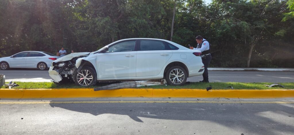 WhatsApp-Image-2026-01-11-at-2.41.59-PM-1024x472 Destroza su Cadillac Contra Poste en la Costera