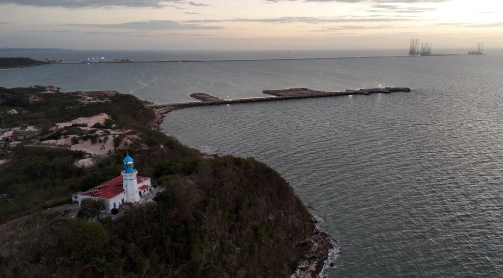 WhatsApp-Image-2026-02-24-at-5.53.24-PM-1024x566 Con Inversión de Más de un MDP., APICAM Moderniza Iluminación y Casa del Faro del Morro en Seybaplaya