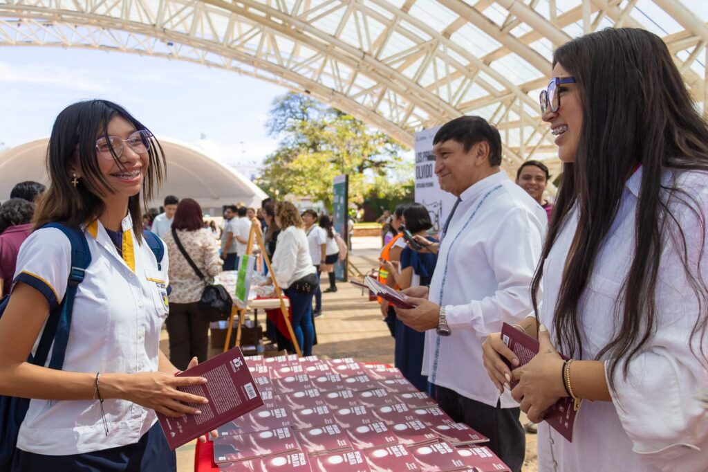 WhatsApp-Image-2026-03-11-at-3.50.36-PM-4-1024x682 Campeche Entrega 3,000 Ejemplares de la Colección “25 PARA EL 25"