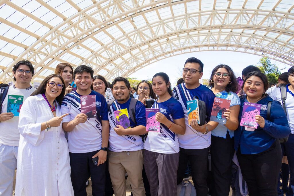 WhatsApp-Image-2026-03-11-at-3.50.37-PM-1-1024x682 Campeche Entrega 3,000 Ejemplares de la Colección “25 PARA EL 25"