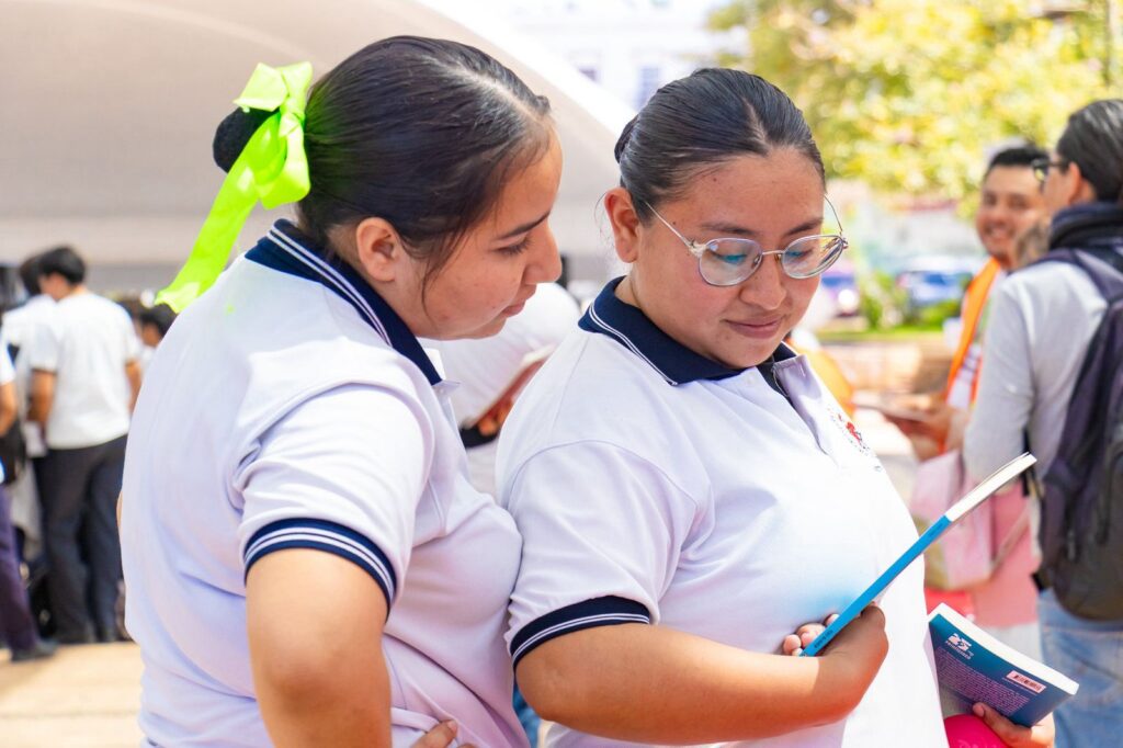 WhatsApp-Image-2026-03-11-at-3.50.37-PM-1024x682 Campeche Entrega 3,000 Ejemplares de la Colección “25 PARA EL 25"