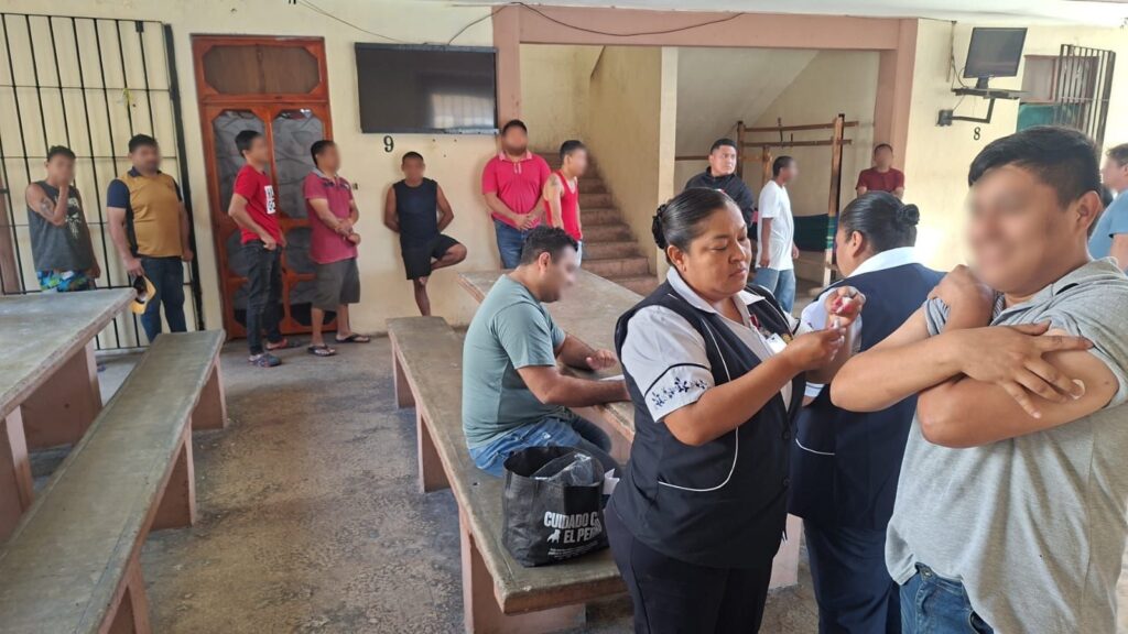 WhatsApp-Image-2026-03-12-at-12.06.53-PM-1-1024x576 Refuerza Cerco Sanitario en Centro Penitenciario de Carmen Con Jornada de Vacunación