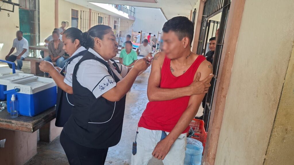 WhatsApp-Image-2026-03-12-at-12.06.53-PM-1024x576 Refuerza Cerco Sanitario en Centro Penitenciario de Carmen Con Jornada de Vacunación