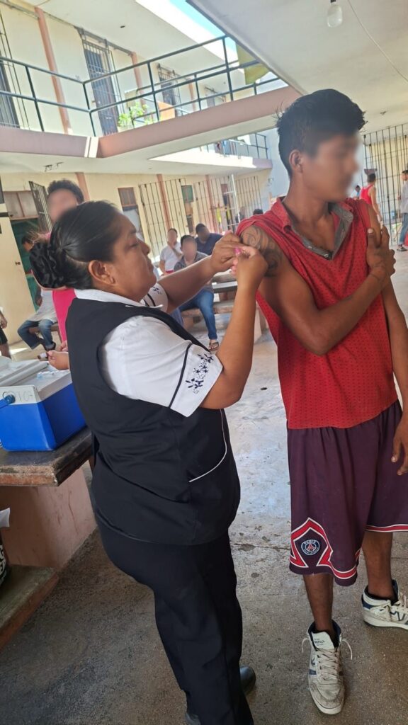WhatsApp-Image-2026-03-12-at-12.06.54-PM-1-576x1024 Refuerza Cerco Sanitario en Centro Penitenciario de Carmen Con Jornada de Vacunación